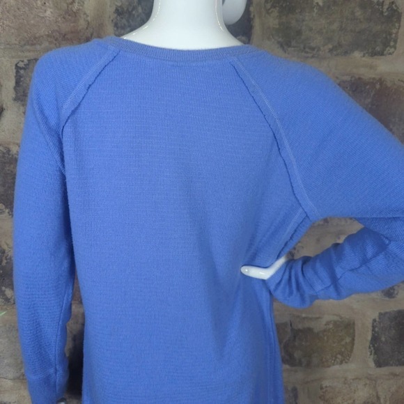 WILDFOX Haley Brushed Long Sleeve V-Neck Top Blue Size Small Exposed Seams - Picture 6 of 13
